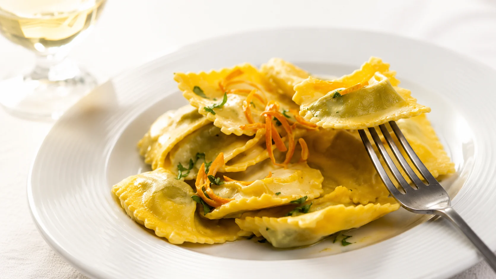 Piatto di pasta fresca ripiena con vino